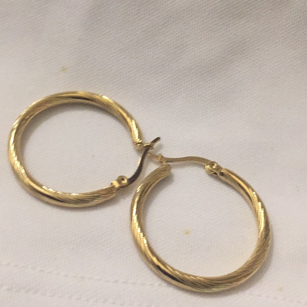 Round earrings coated with 14k
